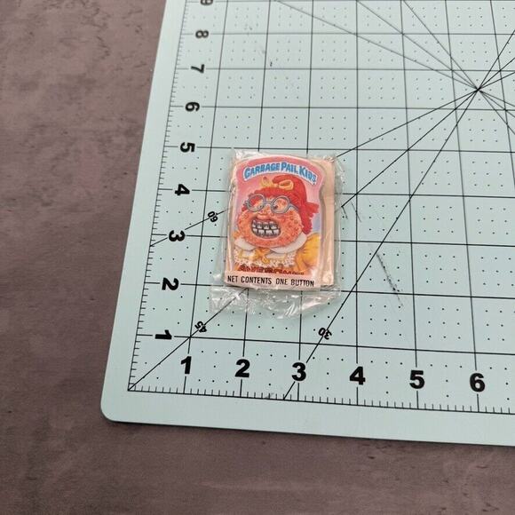 Vintage Deadstock Garbage Pail Kids Awesome Girl Pin Button 1986 Topps - Picture 5 of 5